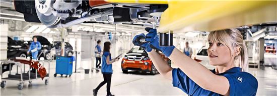 BMW그룹 견습생이 자동차 생산현장에서 근무하면서 실무를 익히고 있다. 