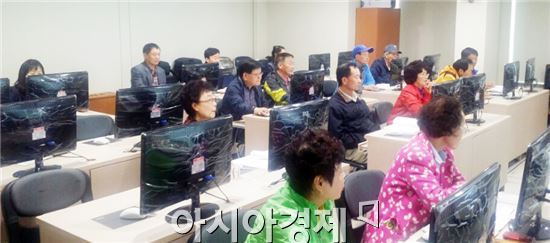 영암군(군수 전동평)은 군민의 정보화 역량 강화를 위해 4월 26일부터 5월 6일까지 (화·목·금 하루 2시간 총 10시간) 군 전산교육장에서 군민 맞춤형 정보화 교육을 운영한다.