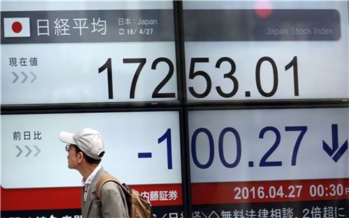 27일 일본은행의 금융정책결정회의 결과를 앞두고 일본 증시가 약세를 보이고 있다. (AP = 연합뉴스)
