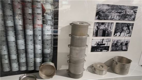 BMW가 1945년 항공기 엔진을 제조하면서 남은 알루미늄을 가지고 생산한 '냄비' 제품들과 당시 사진들이 전시돼 있다. 
