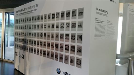 '100년의 BMW 마스터피스' 상징물들을 모은 기념물이 전시회 행사장 입구에 설치돼 있다.