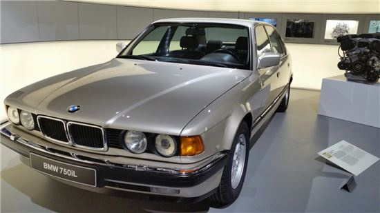 1986년 BMW 고급차의 지속가능 역사를 열어준 2세대 7시리즈 '750Li'가 전시돼 있다.