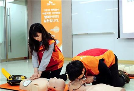 SK건설은 서울 관훈동 본사와 각 현장에서 근무하는 임직원을 대상으로 '심폐소생 생명지킴이' 제도를 실시한다고 28일 밝혔다. 사진은 지난 27일 서울 관훈동 SK건설 본사에서 실시된 심폐소생술(CPR) 교육 모습.(자료:SK건설)