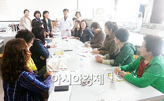 조선이공대학교(총장 최영일)는 28일 오후 대학 1호관 미생물실습실에서 전통발효식품 아카데미를 열었다.
