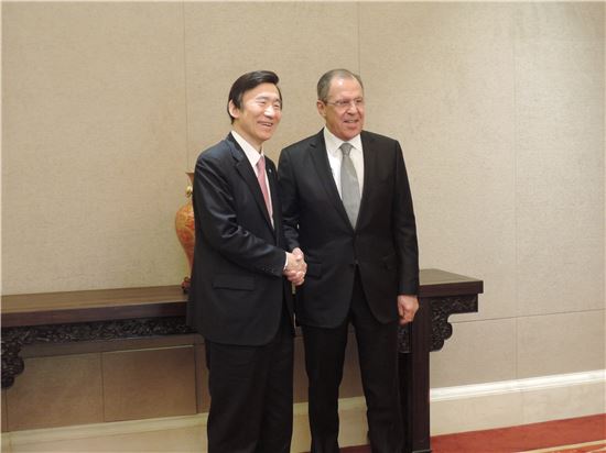 윤병세 외교부 장관(왼쪽)과 세르게이 라브로프 러시아 외교장관. (사진=외교부)