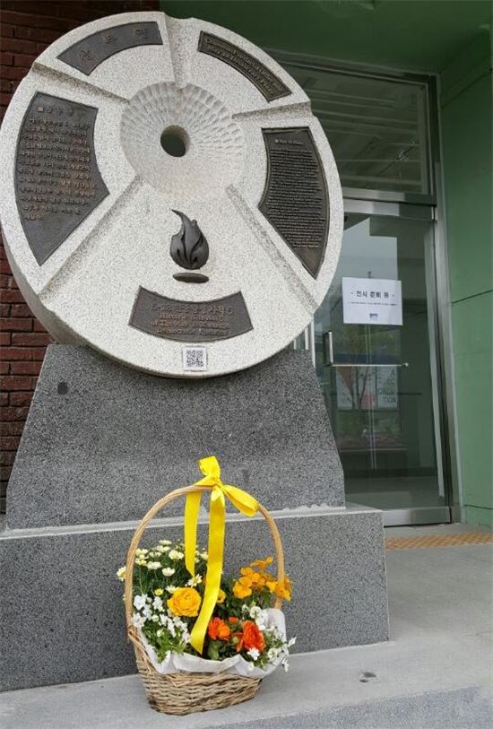 5·18사적지를 꽃으로 장식하는 광주시민들…