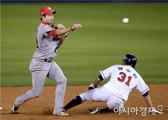 [포토]최정민, '완벽한 병살 찬스야'