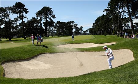 [재미있는 골프규칙] "벙커에서 스탠스 만들면?"