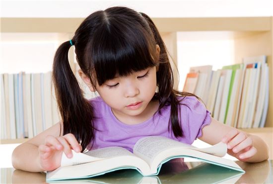 ▲소리내면서 읽는 습관이 자녀의 학습능력을 키우는 것으로 나타났다.[사진제공=프라나이비인후과] 