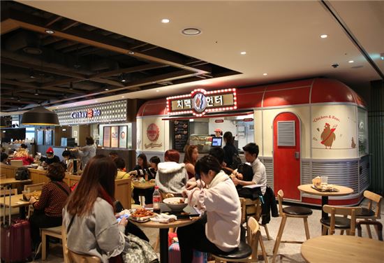 중국 관광객들이 푸드엠파이어 인천공항점에서 식사하는 모습.