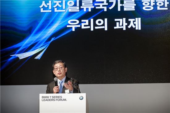 BMW 코리아가 28일 개최한 'BMW 7시리즈 리더스 포럼'에서 연사로 초청된 김황식 전 국무총리가 '선진일류국가를 향한 우리의 과제'라는 주제로 강연하고 있다. 
