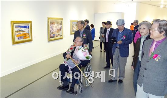 함평군(군수 안병호)이 제18회 함평나비대축제 기념 ‘백열 김영태 초대전’을 축제장 내 위치한 함평군립미술관에서 개최한다. 이날 참석자들이 그림을 관람하고 있다.
