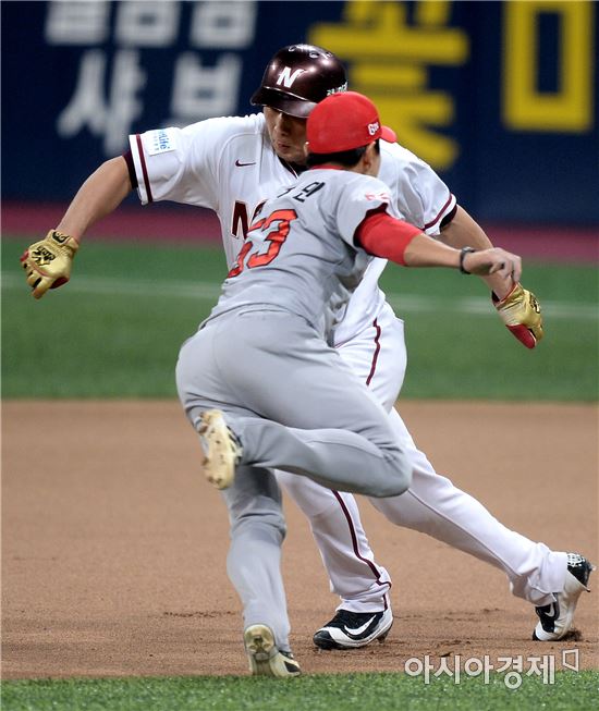 [포토]이택근, '태그를 피하고 싶어!'