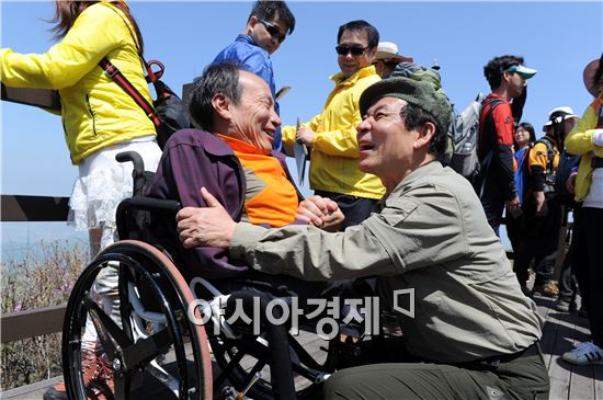 윤장현광주광역시장은 30일 무등산국립공원,군부대와 협의해 봄꽃이 만발한 무등산 정상을 개방했다. 이번 개방은 장애인과 비장애인이 함께 등반할 수 있는 특별행사로 장애인 기관 단체를 통해 사전에 20명을 신청받아 함께 참여 했다. 
