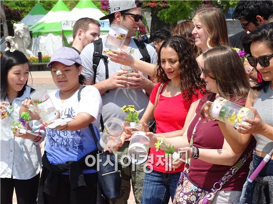 주말인 30일 함평나비대축제가 열리고 있는 함평엑스포공원을 찾은 외국인 관광객들이 나비를  날리면서 즐거워하고 있다. '나비따라 꽃길따라'라는 주제로 오는 5월 8일까지 함평엑스포공원에서 열린다.