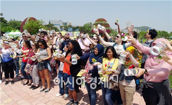 주말인 30일 함평나비대축제가 열리고 있는 함평엑스포공원을 찾은 외국인 관광객들이 나비를 날리면서 즐거워하고 있다. '나비따라 꽃길따라'라는 주제로 오는 5월 8일까지 함평엑스포공원에서 열린다.