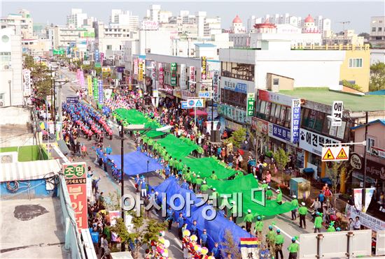 부안마실축제, 관광객 눈·귀 사로잡는 부래만복 퍼레이드 ‘환상’