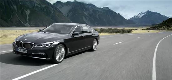 BMW 7시리즈의 혁신적인 기술력이 도로에서 최상의 주행감을 제공하고 있다.   