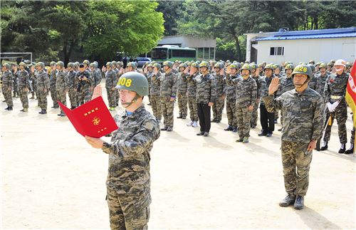 ▲현대중공업그룹 조선 관련 5개사 전 임원이 30일 포항 해병대 교육 훈련단에서 해병대 극한 훈련을 받으며 안전에 대한 경각심과 위기 극복을 위한 각오를 다졌다.

