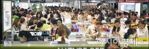 한 면세점에서 중국인 관광객들이 화장품을 구매하고 있다. 