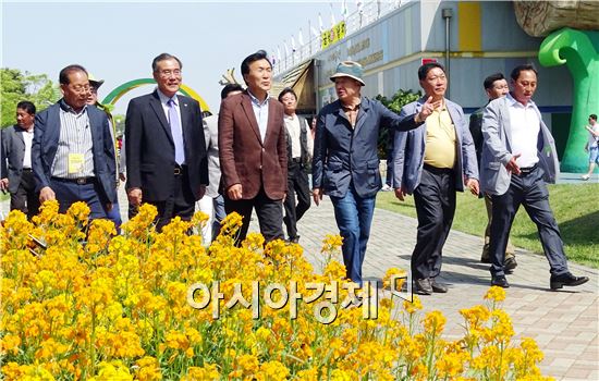 손학규 전 민주당 대표가 1일 함평나비축제가 열리고 있는 함평엑스포공원을 방문해  안병호 함평군수의 안내로 나비축제장을 둘러보고 있다. 