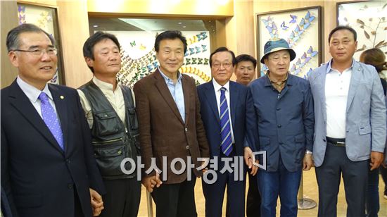 손학규 전 민주당 대표가 1일 함평나비축제가 열리고 있는 함평엑스포공원을 방문해 나비생태관에서 이개호 의원, 안병호 함평군수등 참석자들이 기념촬영을 하고있다.