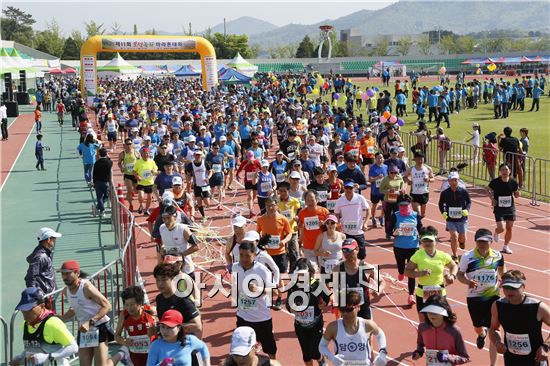 보성군육상연합회에서 주최하고 보성군마라톤연합회에서 주관한 제11회 보성녹차마라톤 대회가 지난 1일 보성공설운동장에서 5천여명의 마라톤 동호인 및 가족들이 참가한 가운데 성황리에 개최됐다. 
