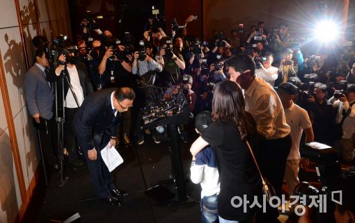 [포토]피해자들 앞에서 고개 숙인 옥시 