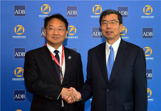 유일호 부총리 겸 기획재정부 장관(사진 왼쪽)은 2일(현지시간) 독일 메세 프랑크푸르트에서 나카오 타케히코 아시아개발은행(ADB) 총재와 만나 양자회담을 가졌다.