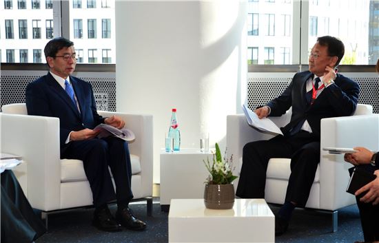 유일호 부총리 겸 기획재정부 장관(사진 오른쪽)과 나카오 타케히코 아시아개발은행(ADB) 총재는 2일(현지시간) 독일 메세 프랑크푸르트에서 가진 양자회담에서 환담을 나누고 있다.