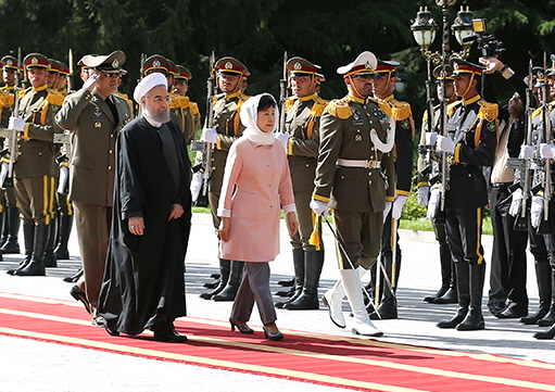 2일 오전(현지시간) 한.이란 정상회담에 앞서 공식환영식에 참석한 박근혜 대통령과 로하니 대통령.(사진출처 : 이란 대통령 홈페이지)