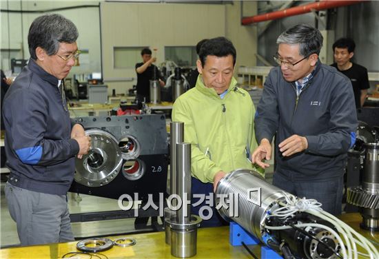 윤장현 광주광역시장, 화천기공 방문