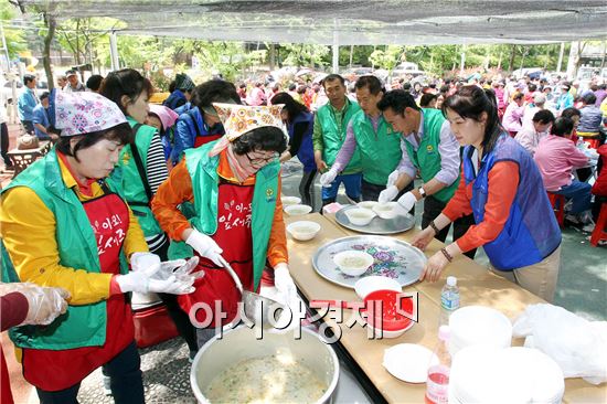 광주 북구 문흥2동 새마을협의회(회장 조성순)와 부녀회(회장 강선미)는 2일 주민건강쉼터공원에서 송광운 북구청장과 주민 500여명이 참석한 가운데 가정의 달을 맞아 지역 어르신들을 초청, 행복가득 웃음가득 살맛나는 문흥골 문산행복마을 사랑나눔 잔치를 개최했다.  사진제공=광주시 북구