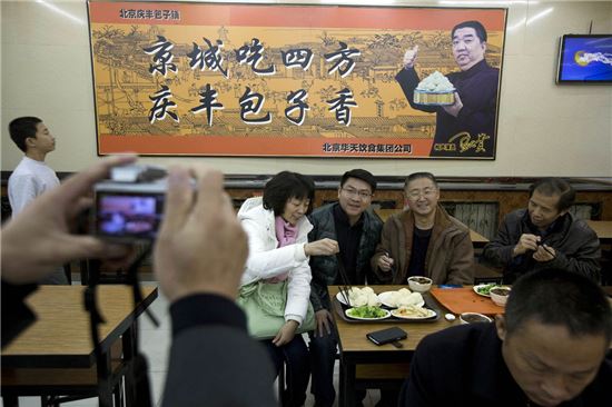 시진핑(習近平) 중국 국가주석은 2013년 12월 28일 베이징(北京)의 전통 만두 가게 칭펑(慶豊)을 깜짝 방문했다. 이후 칭펑은 관광객들이 즐겨 찾는 명소가 됐다. 베이징(중국)=AP연합뉴스