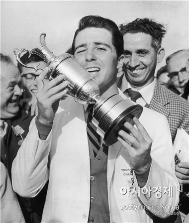 개리 플레이어가 1959년 디오픈 우승 당시 클라레 저그를 들고 환호하고 있는 모습. 사진=Getty images/멀티비츠