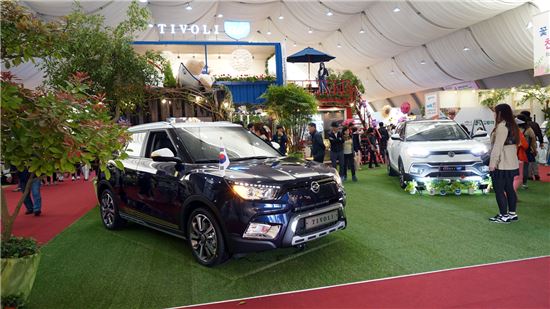 쌍용자동차의 티볼리 차량이 '2016 고양국제꽃박람회' 행사장에 전시돼 있다.