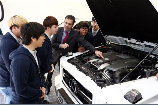 디미트리스 실라키스 벤츠코리아 사장(오른쪽 세번째)이 '제4기 모바일 아카데미 경력개발 워크숍' 참가자들에게 자동차 부품 등에 대해 소개하고 있다.