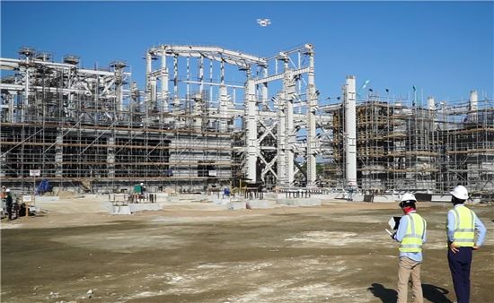 현대엔지니어링 관계자가 드론을 조작해 세부 화력발전소 작업현장 상태를 체크하고 있다.