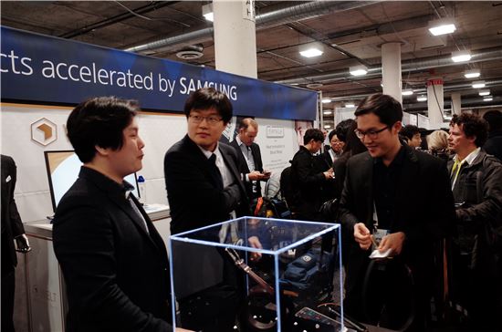 올해 초 미국 라스베이거스에서 열린 CES 2016에서 삼성전자 C랩의 우수과제인 스마트벨트가 소개되고 있다.