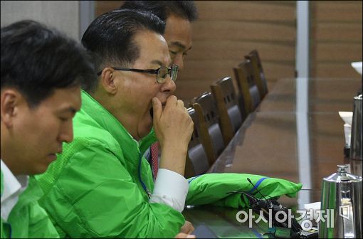 [포토]간담회 도중 하품하는 박지원 원내대표