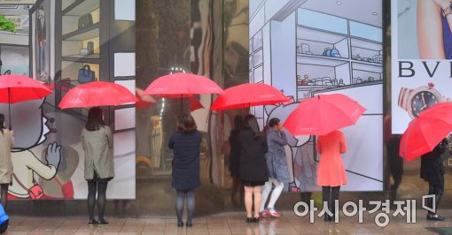[포토]요우커를 위한 우산길 서비스 