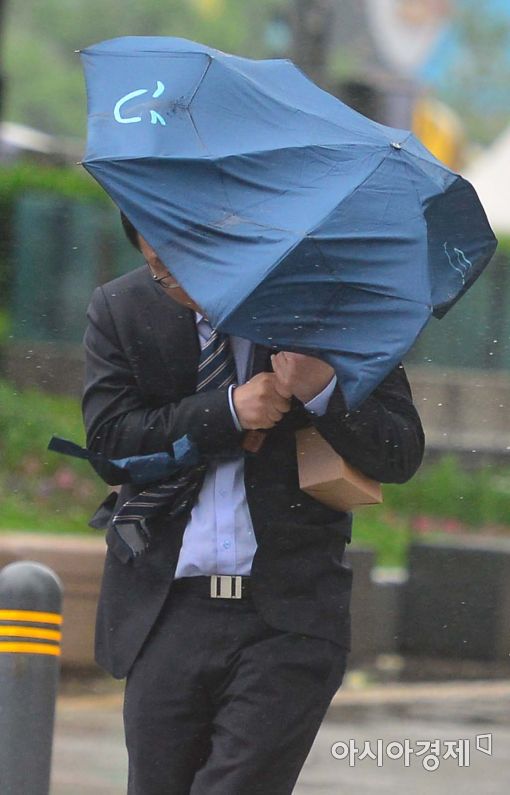[포토]거센 비바람에 휘어진 우산 