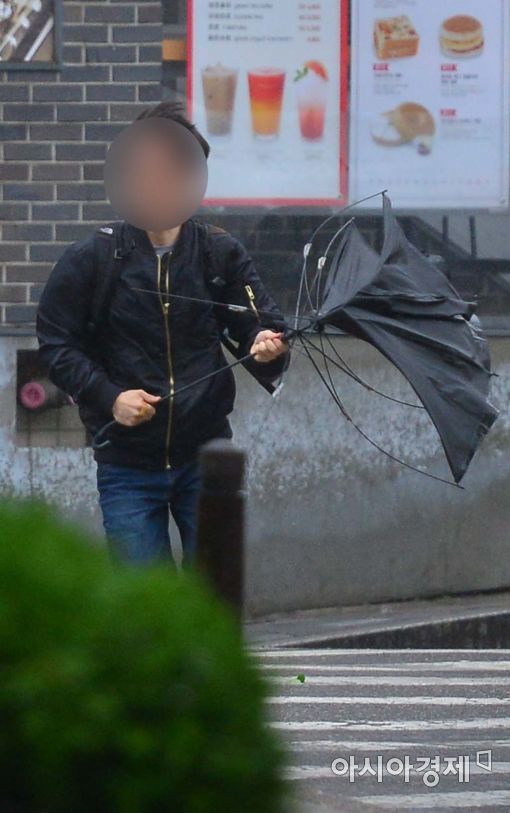 [포토]우산 너덜너덜 