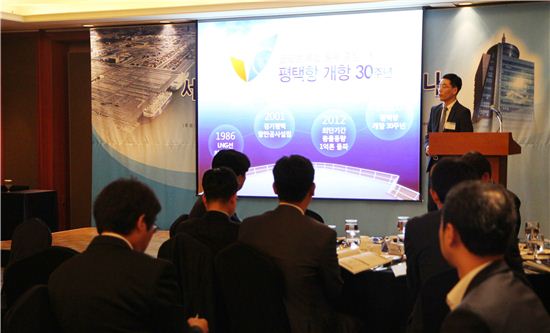 김정훈 평택항만공사 전략기획팀장이 올해 개항 30주년을 맞는 평택항에 대한 설명하고 있다. 