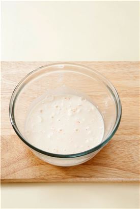 2. 부침가루, 물, 김치 국물을 넣어 멍울이 지지 않도록 고루 섞는다.
(Tip 부침가루 대신 밀가루를 사용해도 된다. 밀가루를 넣는다면 김치의 간에 따라 소금을 약간 넣는다.)
