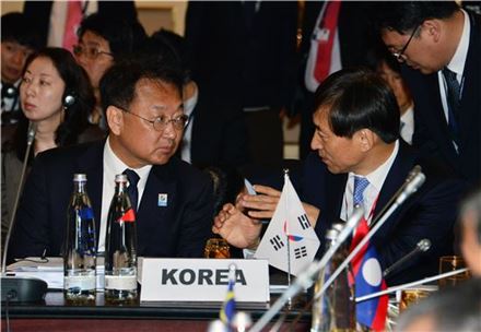 유일호 경제부총리 겸 기획재정부 장관(사진 왼쪽)은 3일(현지시간) 독일 프랑크푸르트에서 열린 제19차 ASEAN+3 재무장관·중앙은행 총재 회의에서 이주열 한국은행 총재와 대화를 하고 있다.