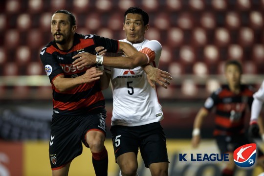 '라자르 골' 포항, 우라와 원정에서 1-1 무승부