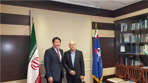 ▲최태원 SK 회장(왼쪽)이 3일(현지시간) 이란 테헤란에 있는 이란 국영석유회사 NIOC社 본사를 방문, 로크노딘 자바디 CEO 겸 이란 석유부 부장관과 만나 자원 분야에서의 협력 방안을 논의한 뒤 포즈를 취하고 있다.
