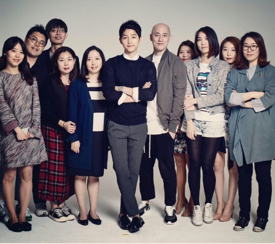 박서원 전무는 최근 SNS에 배우 송중기와 두타면세점 직원들과 함께 찍은 사진을 게시했다. 