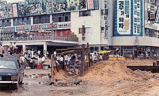 1974년 11월 3일 새벽에 일어난 청량리 대왕코너 화재 현장. 대왕코너 6층 타임나이트클럽에서 발생한 사고로 88명이 숨졌다. 이곳은 지금 롯데백화점으로 바뀌어 있다.